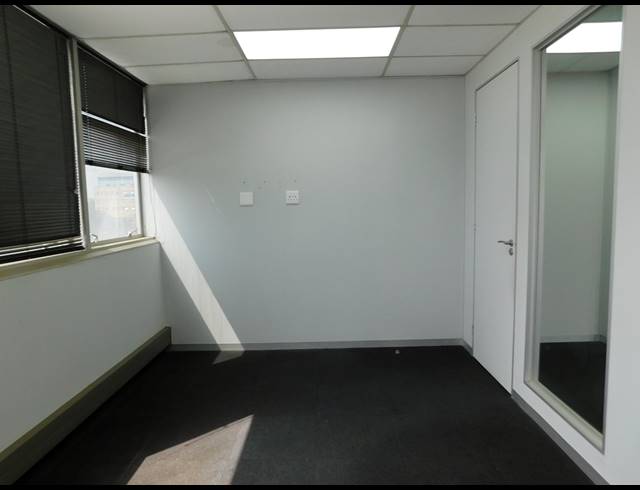 1,306M² OFFICE TO LET IN FERNDALE